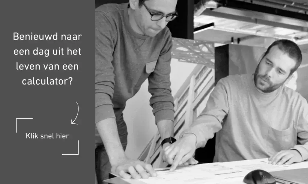 Twee personen aan een bureau in een kantooromgeving analyseren bouw‑ en projectplannen, met links een grijs overlayvlak met de tekst ‘Benieuwd naar een dag uit het leven van een calculator?’ en een knop ‘Klik snel hier’, gebruikt als informatieve teaser voor de functie van calculator binnen een renovatie- en restauratiebedrijf.