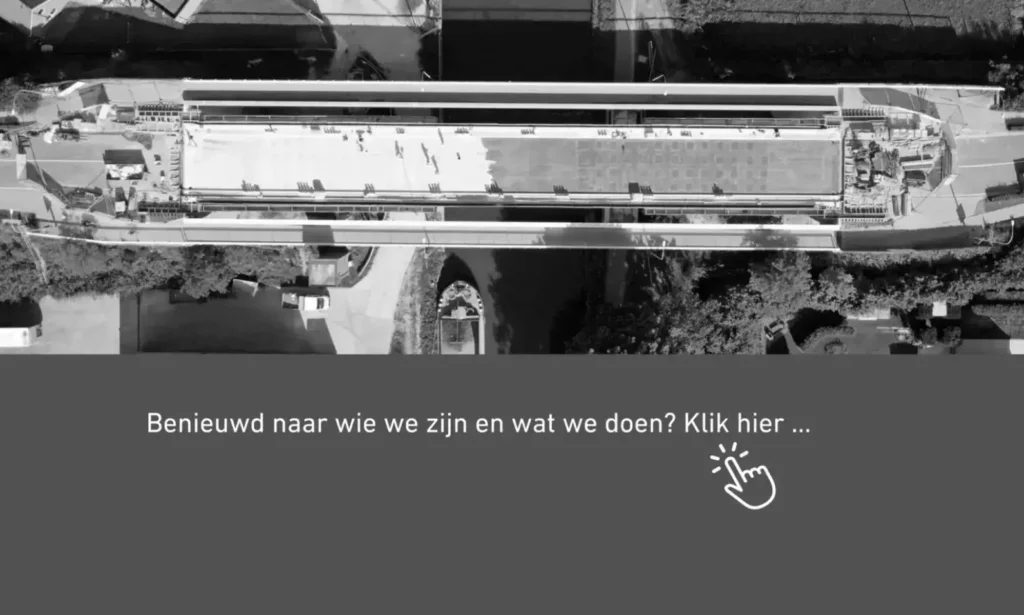 Luchtfoto van een brug in renovatie boven een waterweg, met een grijs overlay‑vlak en de tekst ‘Benieuwd naar wie we zijn en wat we doen? Klik hier …’, gebruikt als teaserbeeld voor informatie over een renovatie‑ en restauratiebedrijf.